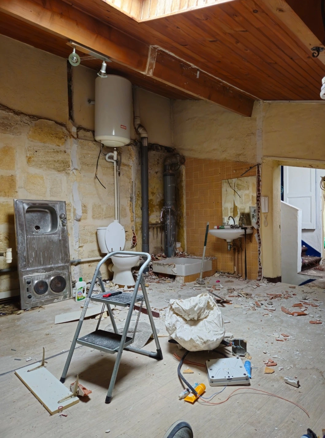 Avant rénovation électrique - Installation électrique vétuste à Bordeaux nécessitant une mise aux normes